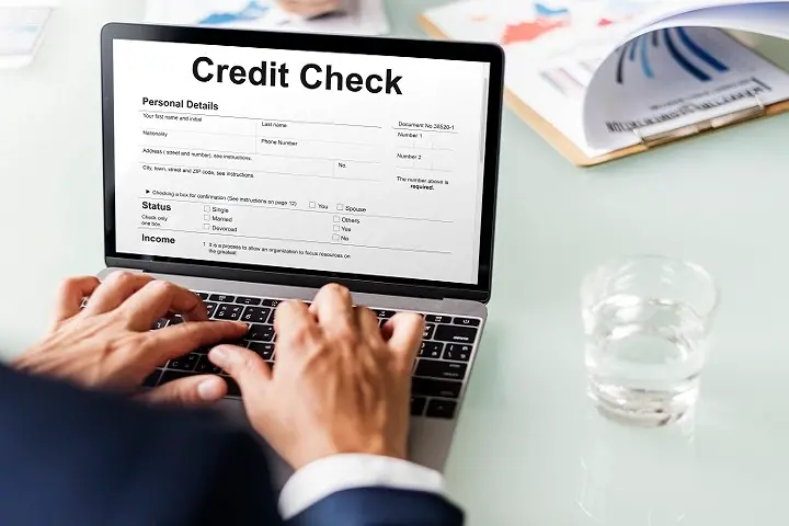 does closing a checking account affect credit score